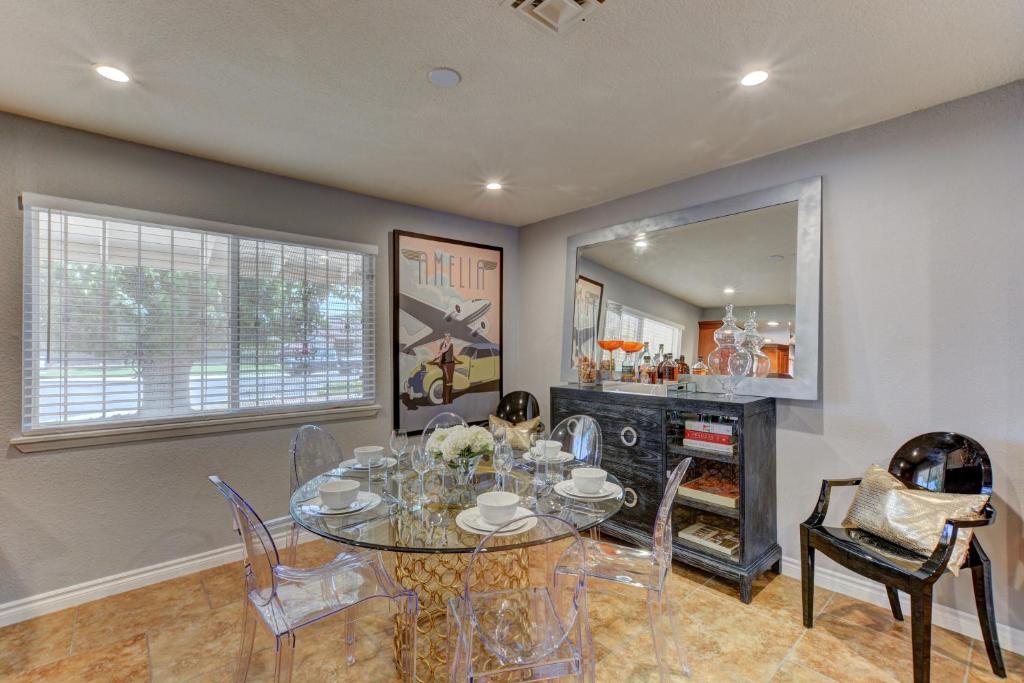 Popular attractions Area Nearby Property
